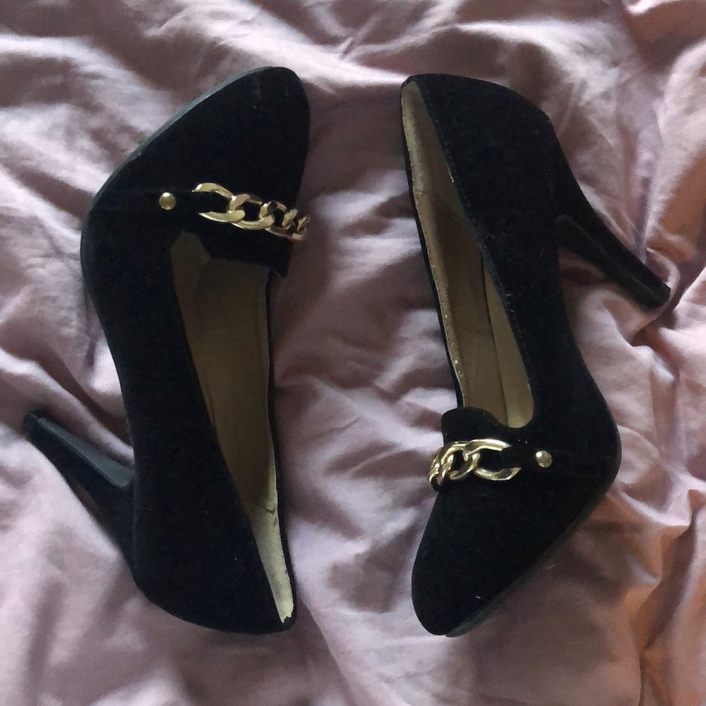 Black heels with a gold chain across.